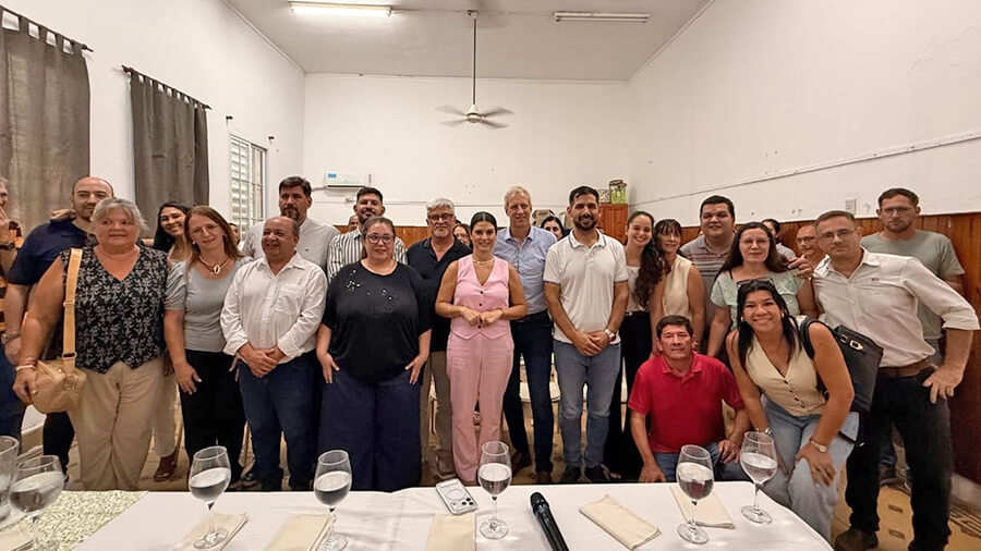 Autoridades educativas y municipales en foto grupal durante el anuncio de nuevas carreras terciarias en Las Toscas