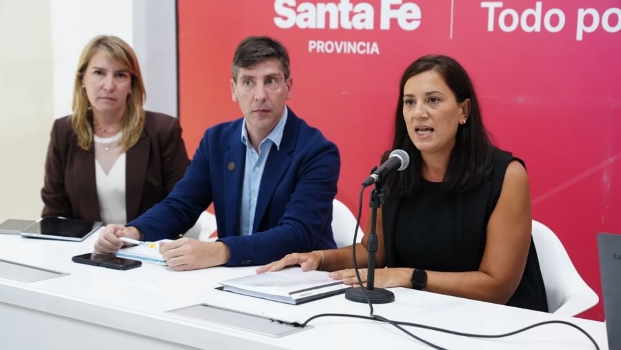 Funcionarios del Gobierno de la Provincia de Santa Fe realizan el anuncio de nuevas medidas para mejorar las condiciones laborales del personal policial y penitenciario en Rosario