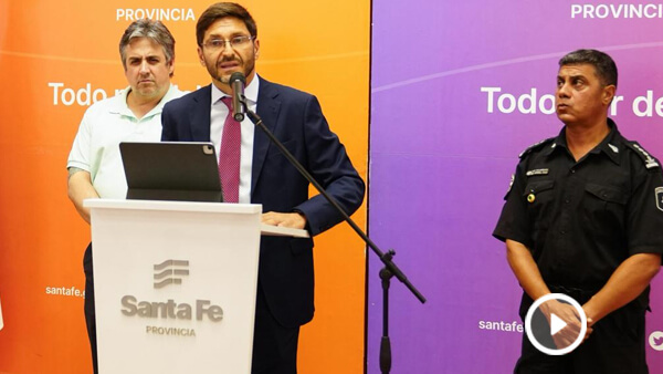 Maximiliano Pullaro en conferencia de prensa en Rosario anunciando aumento salarial para la Policía de Santa Fe