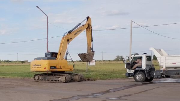 Trabajos de cuneteo y optimización de desagües en la Ruta Provincial 87-s previos a la colocación del ripio en tramo rural