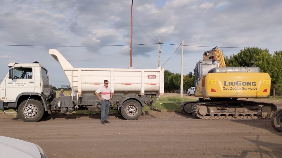 El presidente comunal José Luis Casalis supervisa los trabajos de mejorado
