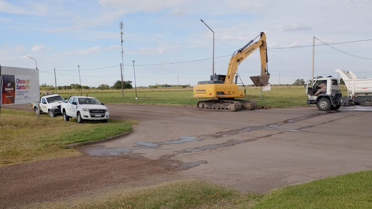 Trabajos de cuneteo y optimización de desagües en la Ruta Provincial 87-s previos a la colocación del ripio en tramo rural