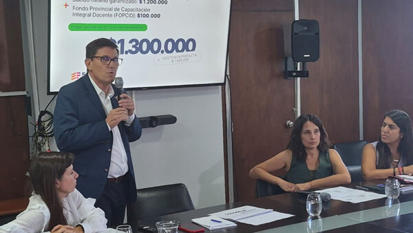 ministro Goity presentando la propuesta salarial docente en la reunión paritaria en Santa Fe