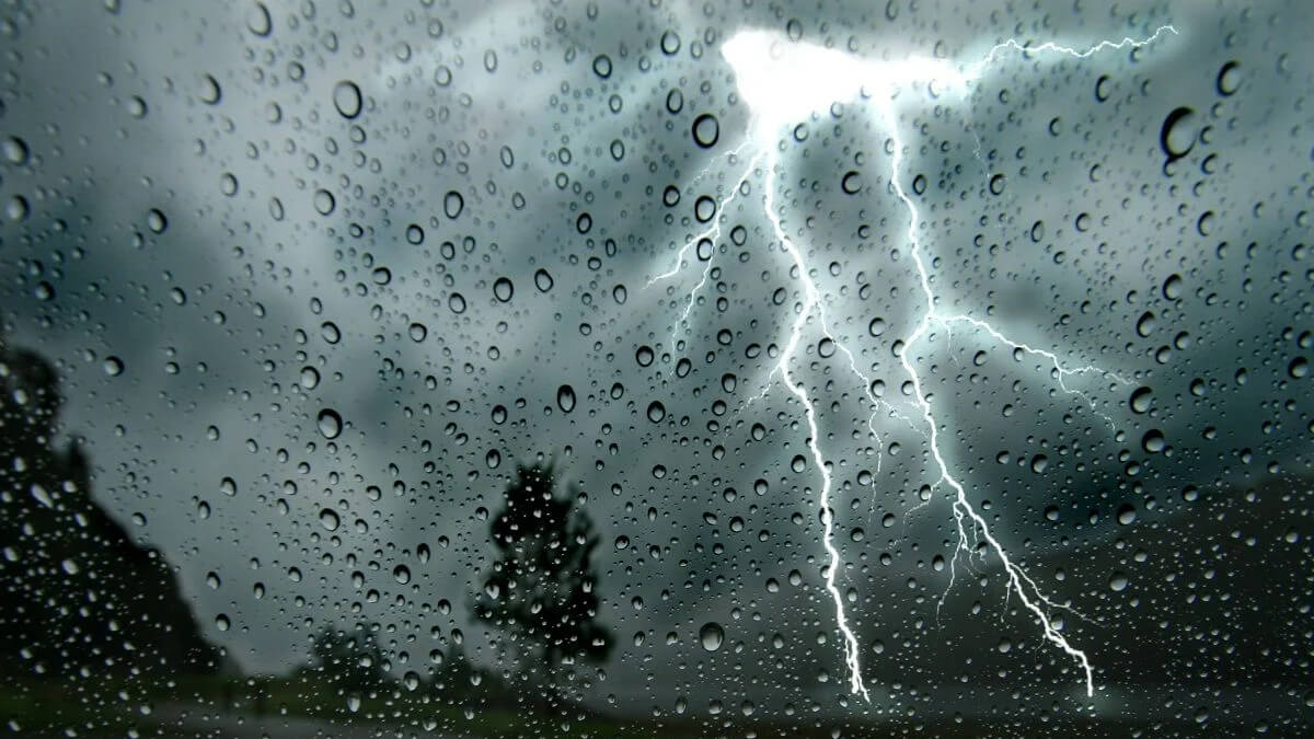Tormentas con lluvia y descargas eléctricas sobre campos santafesinos