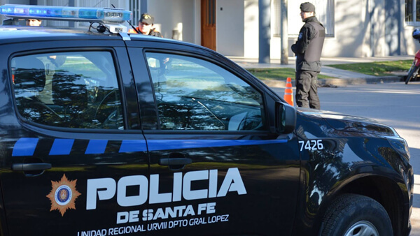 Control policial en la vía pública con móviles y personal de la Policía de Santa Fe durante operativo de seguridad