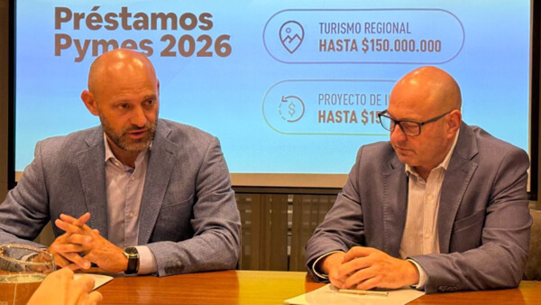 Gustavo Puccini junto a autoridades del Banco Municipal de Rosario durante la presentación de créditos para MiPyMEs en Santa Fe