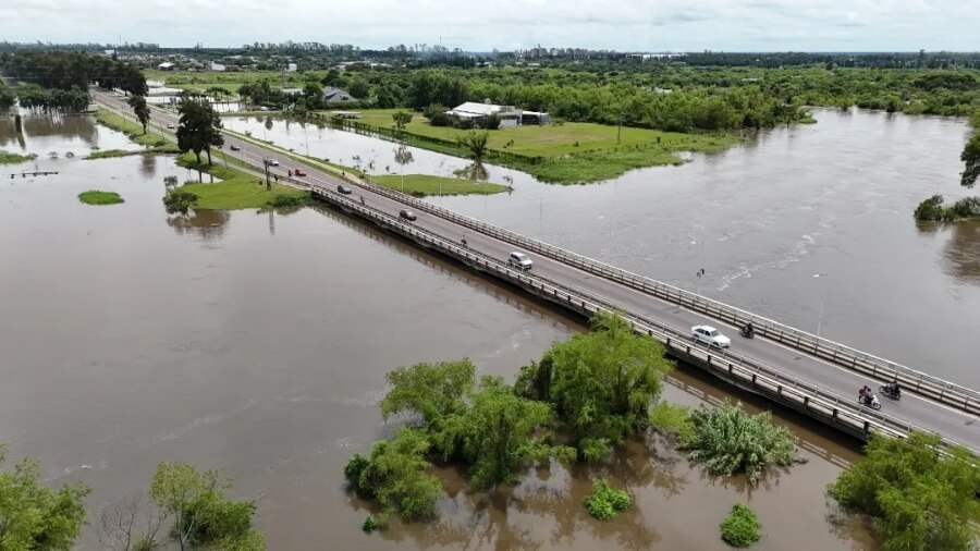 Puente Reconquista–Avellaneda sobre Ruta Nacional 11 durante creciente del arroyo El Rey en Santa Fe, con alto nivel de agua bajo la estructura