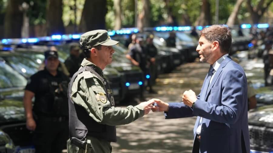 Pullaro entrega llaves de camionetas a fuerzas federales en Rosario
