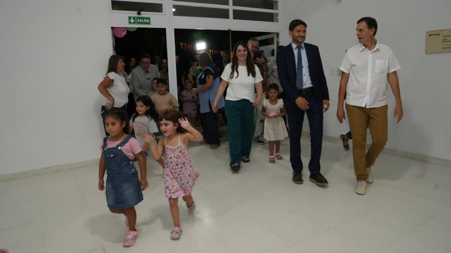 Maximiliano Pullaro junto a autoridades locales durante el ingreso al nuevo jardín en Salto Grande