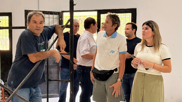 Charo Mancini recorriendo las obras del Museo Malvinas en Reconquista junto a ex combatientes y supervisando el avance de la construcción