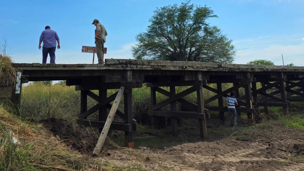 Personal comunal de La Sarita realizando trabajos de reparación en el puente sobre el arroyo Malabrigo en la Ruta 98-s