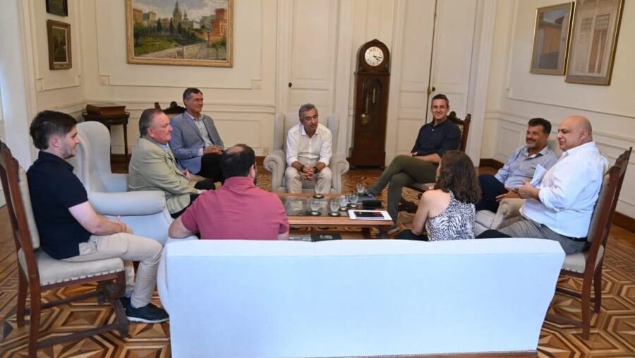 reunión institucional por Ley Orgánica de Municipios en sede municipal de Rosario con Felipe Michlig y autoridades locales