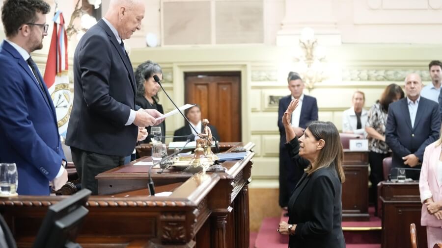 Clara García jurando como presidenta de la Cámara de Diputados de Santa Fe en Asamblea Preparatoria