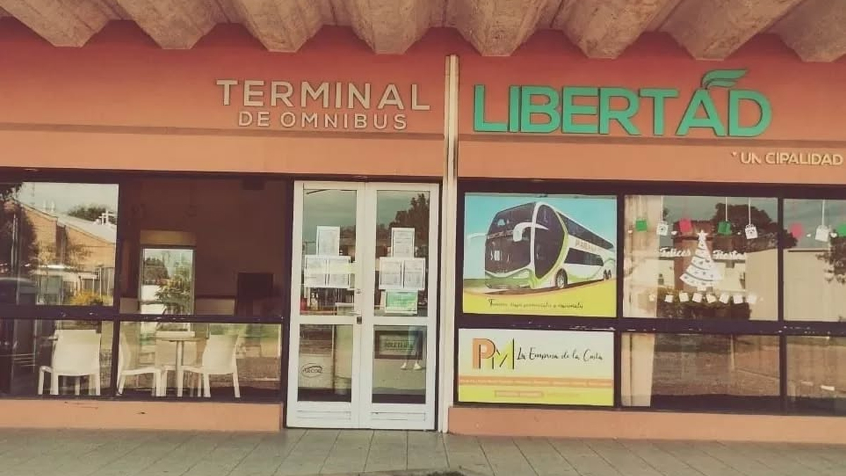 Frente de la Terminal de Ómnibus Libertad en Romang