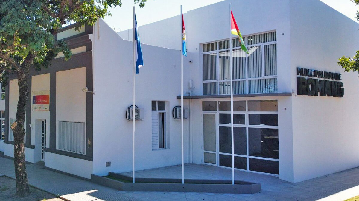 Frente de la Municipalidad de Romang durante el anuncio del receso administrativo municipal de febrero 2026