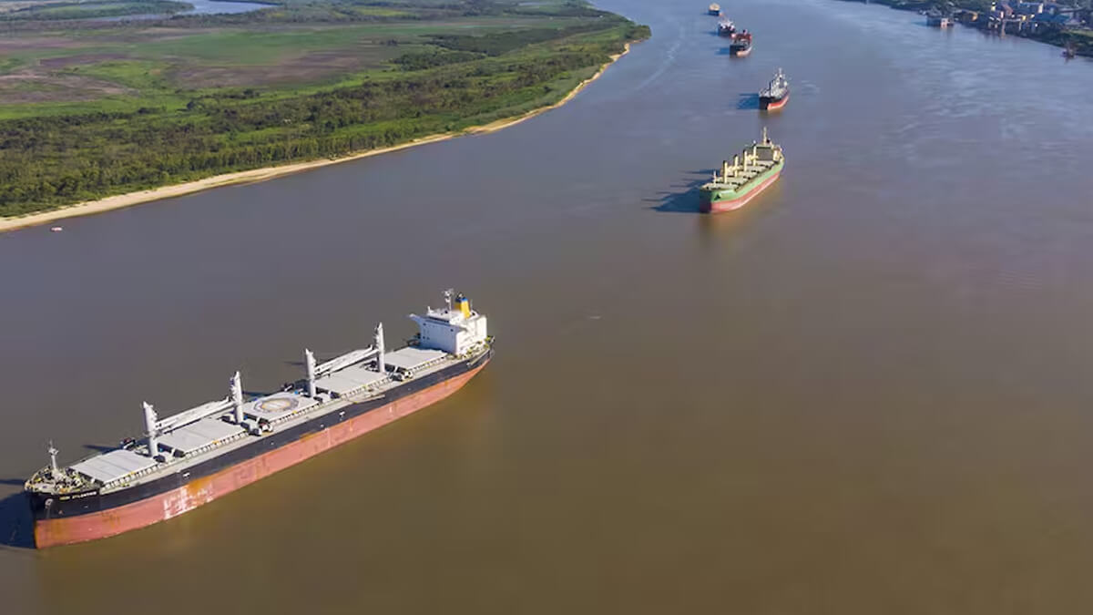 Vista de barcos de carga navegando por el río Paraná en la zona portuaria de Rosario, eje de la Hidrovía y del sistema exportador argentino.