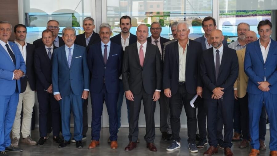 Foto institucional de los participantes del Consejo de la Vía Navegable Troncal reunidos en Buenos Aires.