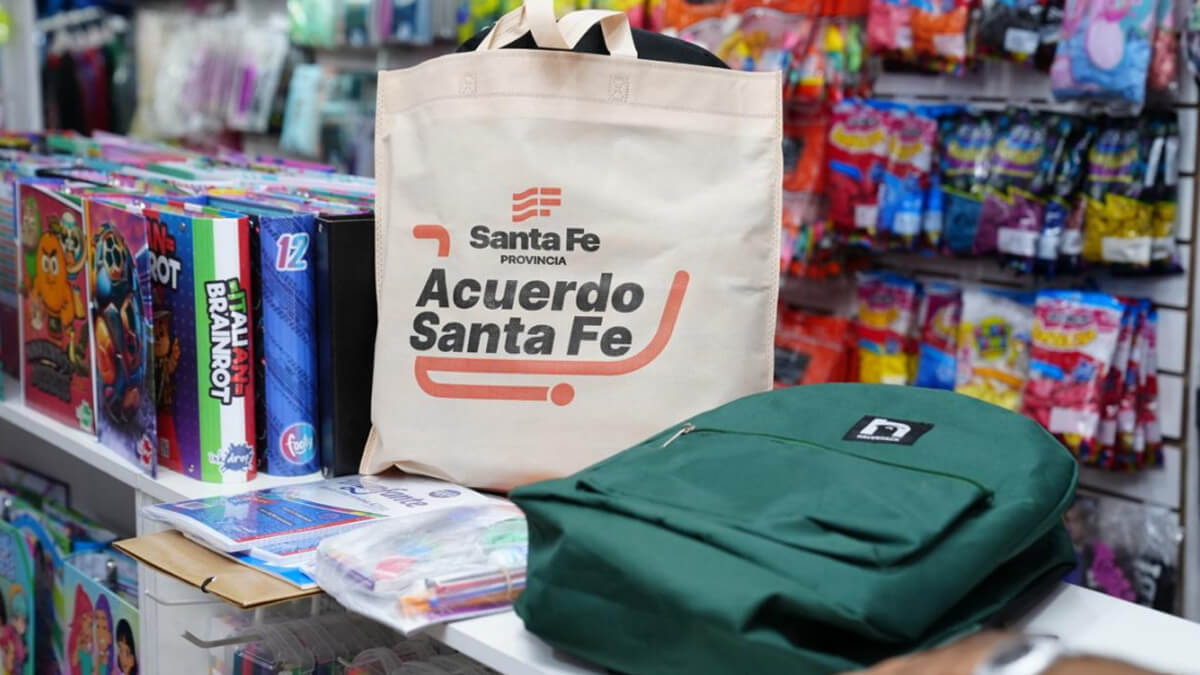 Bolsa del programa Acuerdo Santa Fe con útiles escolares incluidos en el kit Equipate para el cole