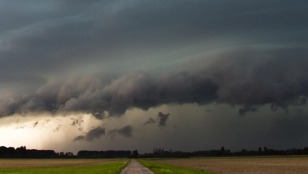 Cielo tormentoso con nubes oscuras y tormenta eléctrica en desarrollo