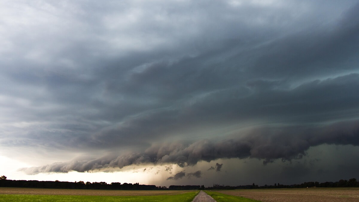 Cielo tormentoso con nubes oscuras y tormenta eléctrica en desarrollo