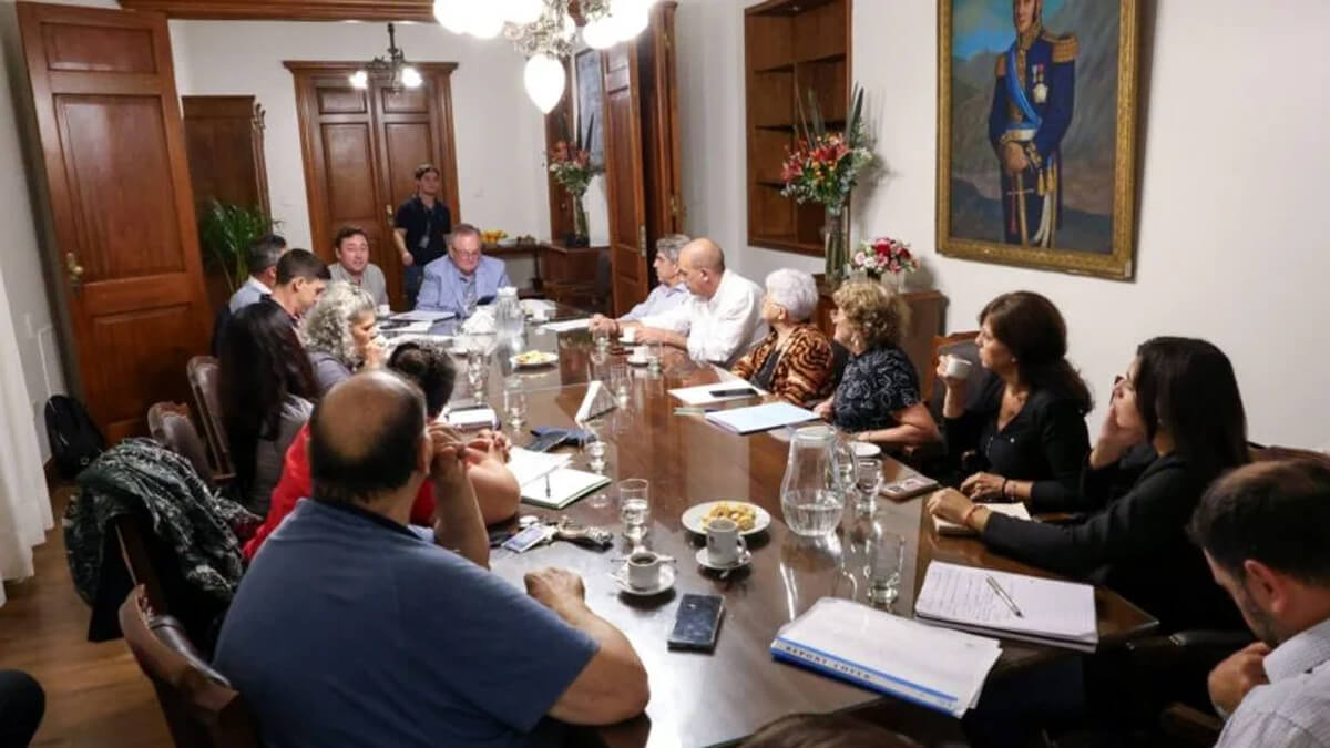 reunion senadores cooperadoras escolares debate fondo asistencia educativa legislatura santa fe