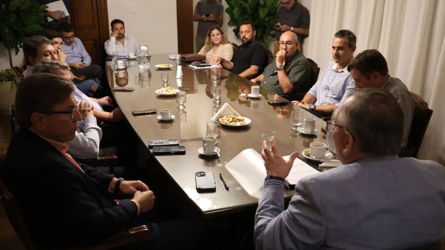 Legisladores provinciales y dirigentes de FESTRAM durante el encuentro institucional en la Cámara de Senadores