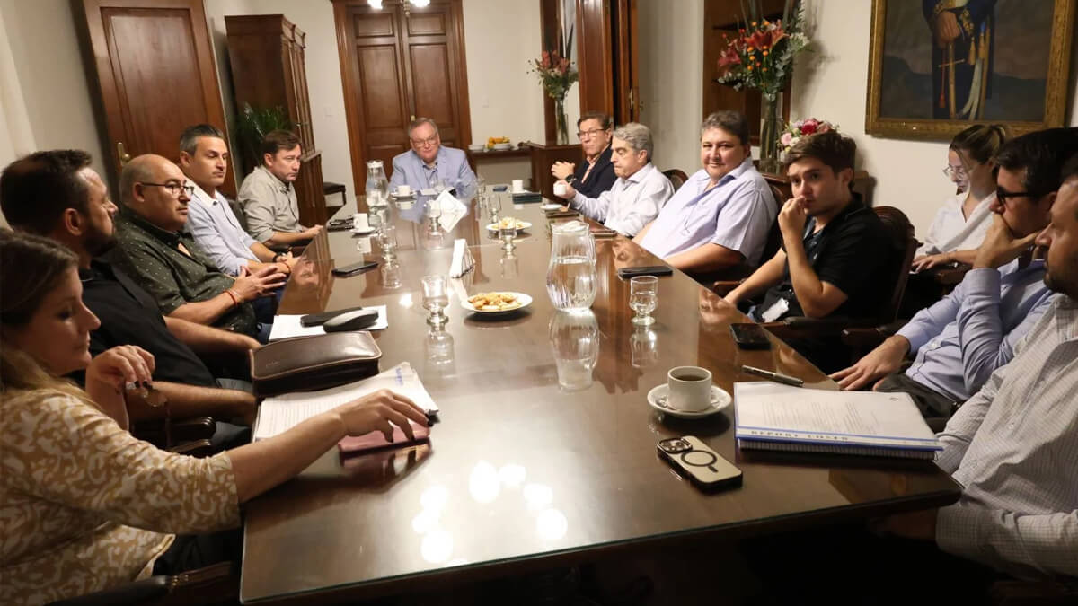 Reunión entre senadores de Santa Fe y representantes de FESTRAM por el proyecto de empleo público municipal