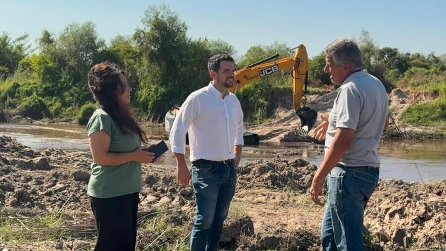 Otro momento de la visita del intendente Braidot a los trabajos en la traza de la nueva vía provincial