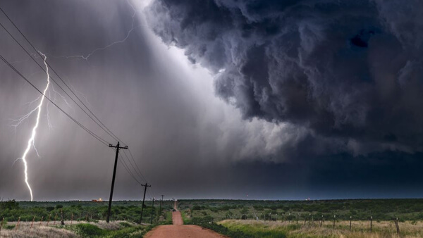 Campo rural en Santa Fe bajo tiempo tormentoso con cielo nublado y camino rural