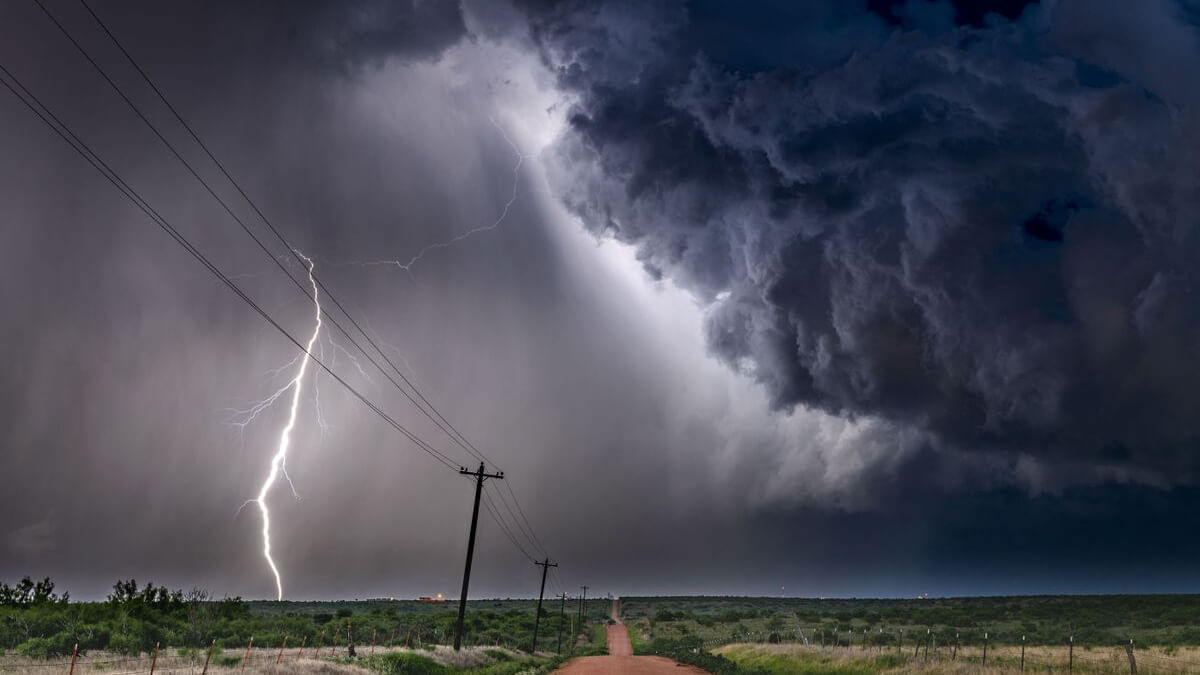 Campo rural en Santa Fe bajo tiempo tormentoso con cielo nublado y camino rural