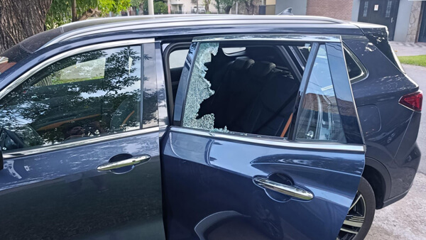 Camioneta vandalizada del intendente Iván Sánchez tras robo durante viaje de gestión en Santa Fe