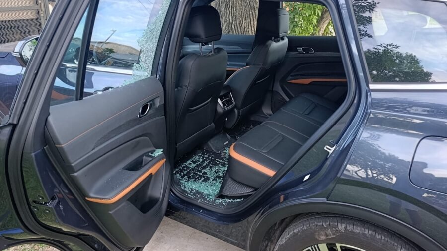 Interior de la camioneta del intendente Iván Sánchez tras el robo, con daños visibles y faltante de pertenencias personales e institucionales