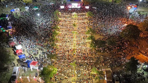 Vista aérea de la Fiesta Nacional de los Humedales en Villa Ocampo con gran concurrencia de público.