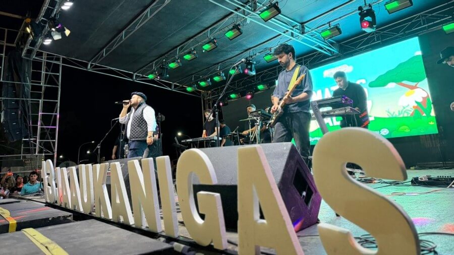 Artistas sobre el escenario principal durante la Fiesta Nacional de los Humedales Jaaukanigás.