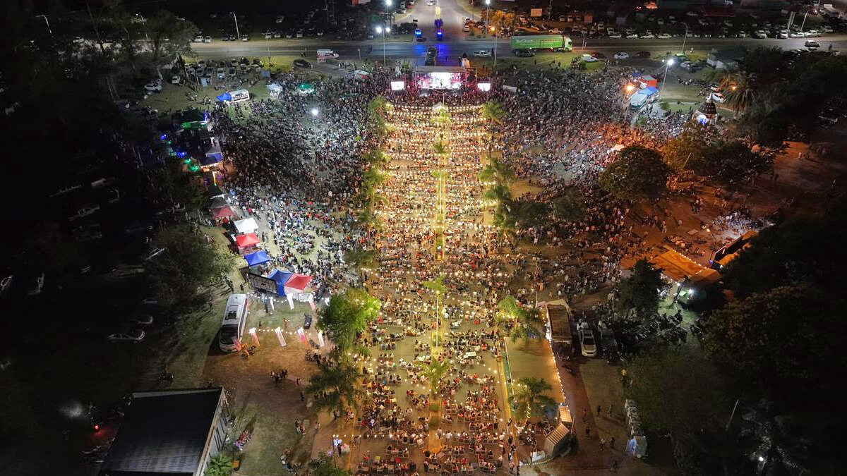 Vista aérea de la Fiesta Nacional de los Humedales en Villa Ocampo con gran concurrencia de público.