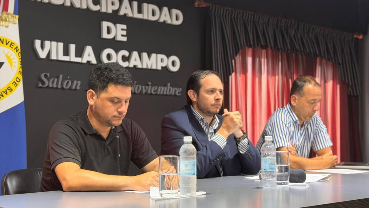 Intendente Cristian Marega encabezando el anuncio de cambios en el Gabinete municipal de Villa Ocampo junto a los nuevos funcionarios.
