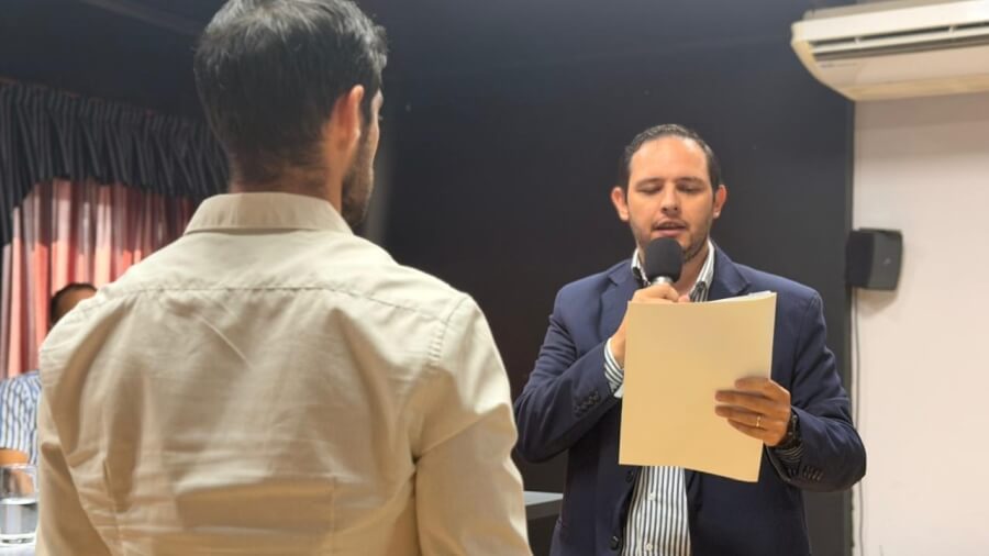 Cristian Marega tomando juramento al nuevo secretario de Obras Públicas Guillermo Stechina en acto oficial municipal.