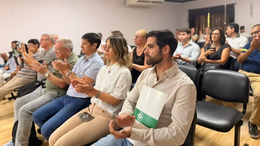 Concurrentes al acto de reorganización del Gabinete municipal en Villa Ocampo durante la presentación de autoridades.