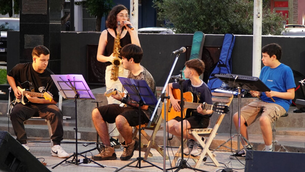 Banda de chicos tocando en la Plaza San Martín durante un evento musical en Villa Ocampo