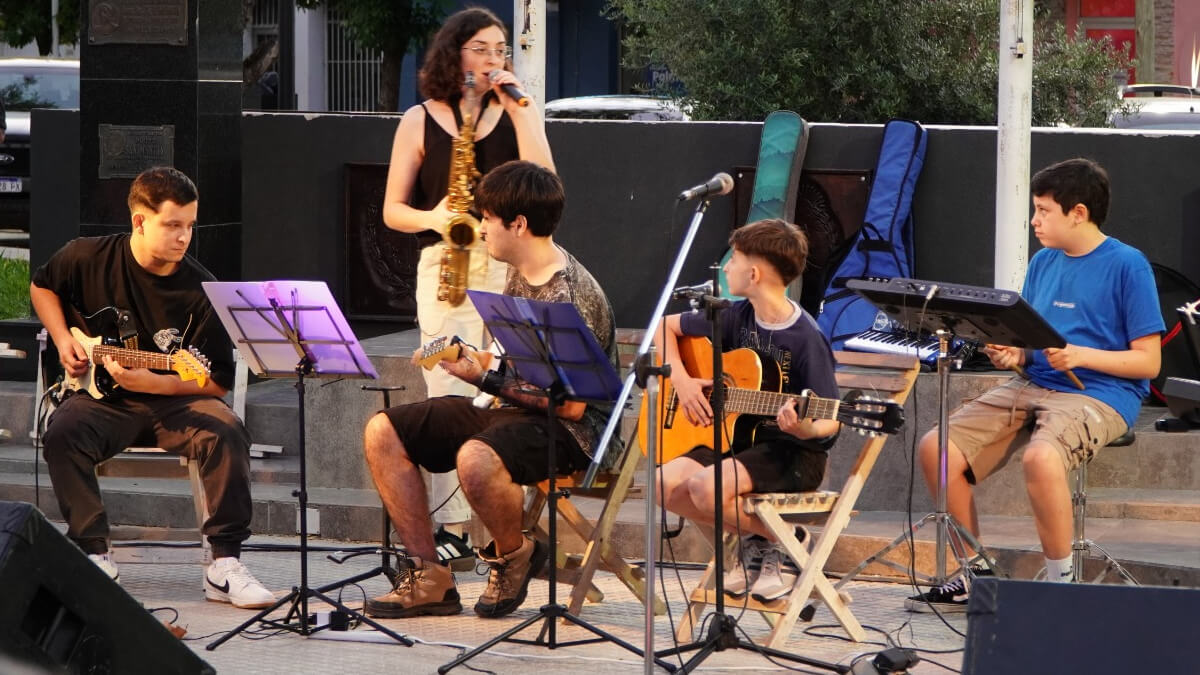 Banda de chicos tocando en la Plaza San Martín durante un evento musical en Villa Ocampo