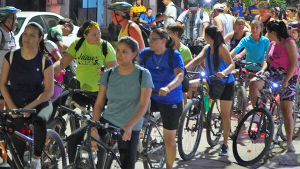Participantes en la última bicicleteada nocturna en Villa Ocampo recorriendo calles y caminos rurales rumbo al río