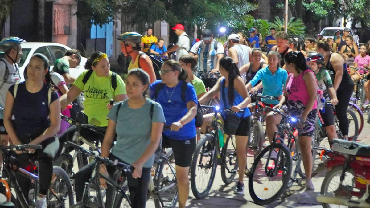 Participantes en la última bicicleteada nocturna en Villa Ocampo recorriendo calles y caminos rurales rumbo al río