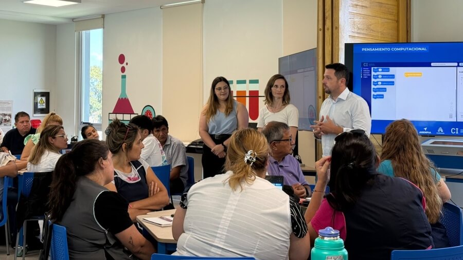 intendete Gonzalo Braidot durante la visita a la capacitación docente STEAM en el Centro de Innovación de Avellaneda