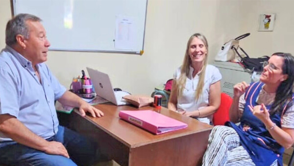 Walter Sanchez junto a directoras escolares durante reunión institucional educativa en Las Garzas