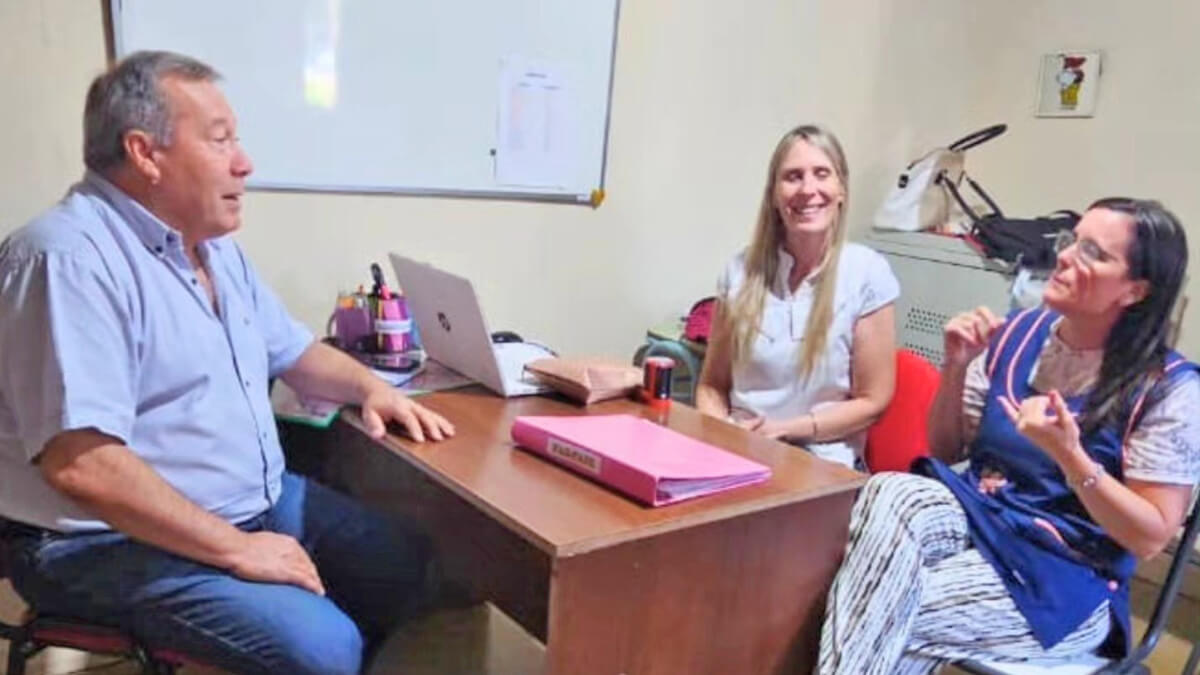 Walter Sanchez junto a directoras escolares durante reunión institucional educativa en Las Garzas
