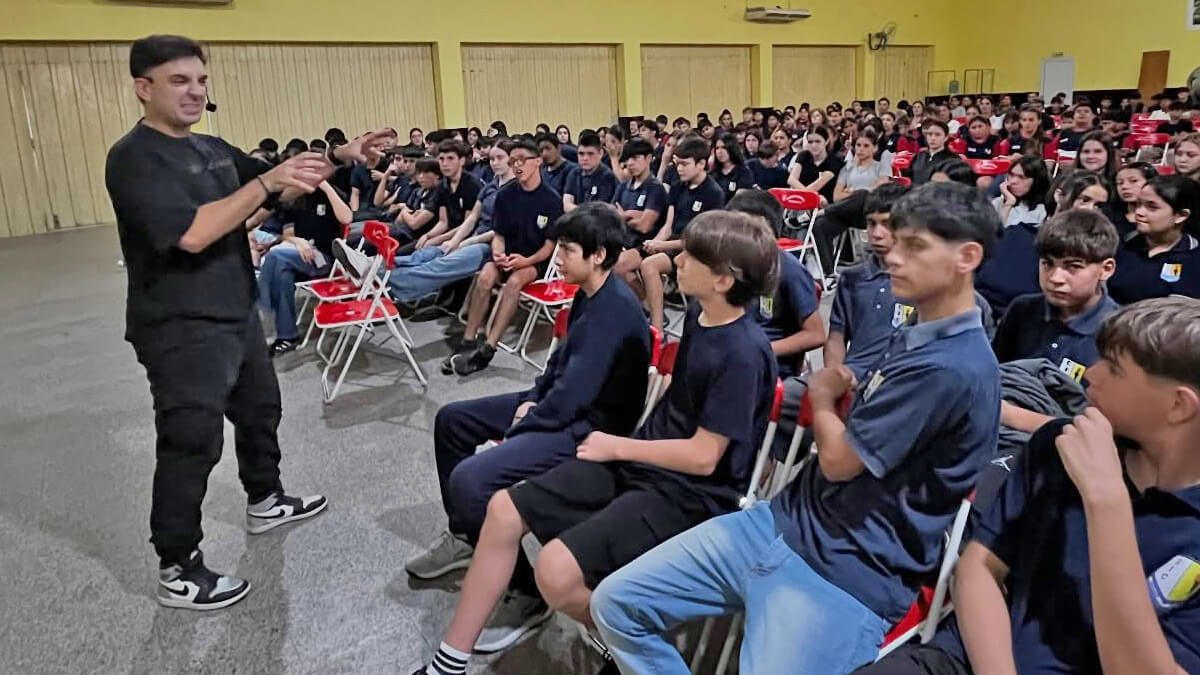 Ayrton Oviedo brindando charla de concientización ante estudiantes y docentes en Romang sobre bullying y adicciones