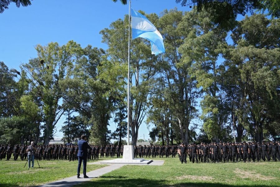 Bandera argentina izada durante el acto con Pullaro y nuevos suboficiales en Rosario