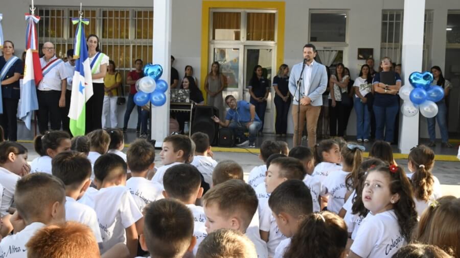 Intendente Gonzalo Braidot dirigiendo la palabra acto inicio ciclo lectivo 2026
