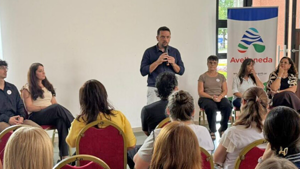 intendente braidot presentando equipo pedagogico social avellaneda instituciones educativas santa fe