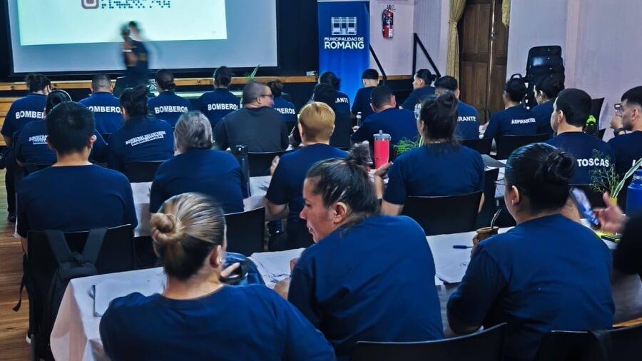 Capacitación de Organización Bomberil en la Sala Municipal de Cultura de Romang con aspirantes a bomberos